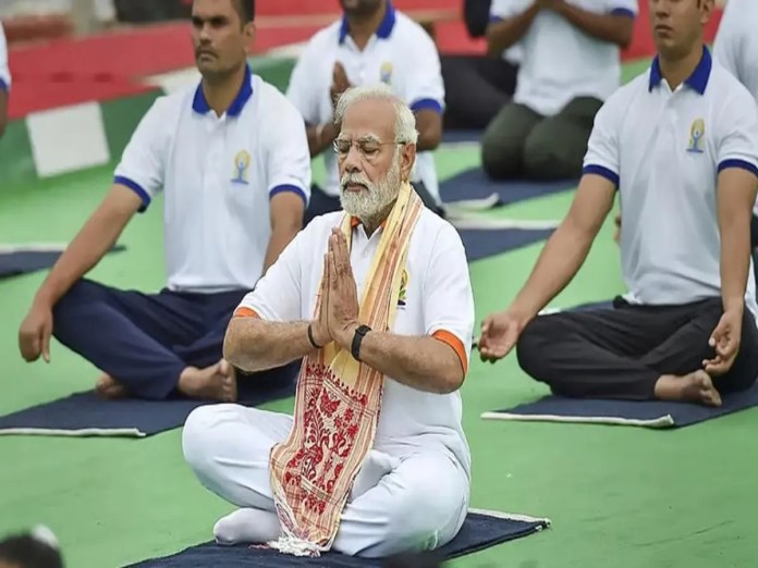 एवरेस्ट की चोटियाँ हों या समुंदर का विस्तार…योग की कोई सीमा नहीं: 40 देशों के 3 लाख लोगों संग PM मोदी ने मनाया ‘अंतरराष्ट्रीय योग दिवस’, कहा- गर्व होता जब दिव्यांग साथी विदेश में ये सिखाते हैं