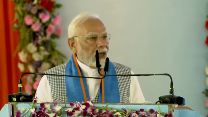 बिहार को PM मोदी ने दी ₹10000 करोड़ की योजनाएँ, वंदे भारत भी: सीवान में बोले- पंजे-लालटेन के शिकंजे से राज्य बना पलायन का प्रतीक, डबल इंजन सरकार लेकर आई विकास