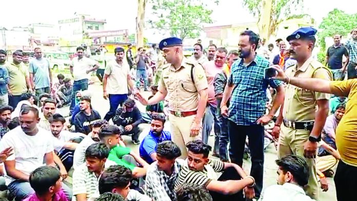 हिन्दू लड़की को ले गया मोहसिन, घर तलाशने पहुँचे लोग तो हुई पत्थरबाजी: पुलिस ने हिन्दू कार्यकर्ताओं पर FIR की, HJM के लोग बोले- प्रशासन कर रहा पक्षपात