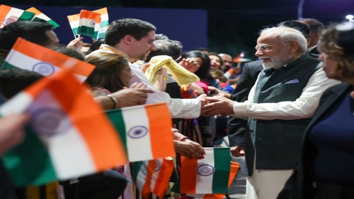 तिरंगा लहराए, मोदी-मोदी चिल्लाए, लगाते रहे ‘भारत माता की जय’ के नारे: प्रधानमंत्री के ब्राजील पहुँचते ही खुशी से झूमे भारतीय प्रवासी, ऑपरेशन सिंदूर को याद करके दिया सम्मान
