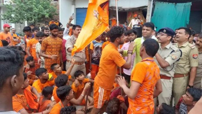 वाराणसी में काँवड़ियों को इस्लामी कट्टरपंथियों ने घेरा, जबरन बुलवाया अल्लाह-हू-अकबर… इस्लाम कबूलने को भी कहा: 6 गिरफ्तार, पुलिस ने बताया दुकानदार-ग्राहक का झगड़ा
