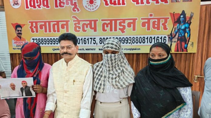 छांगुर पीर के धर्मांतरण गैंग में सपा नेता भी शामिल: पीड़िता ने अखिलेश यादव के साथ फोटो दिखाकर किया दावा, कहा- रेप करने के बाद मुस्लिम बना मेरा निकाह करवाया