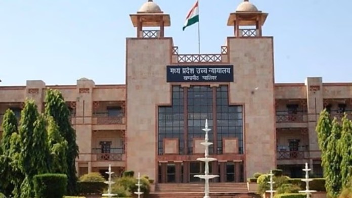 सोशल मीडिया पर महिलाओं को धमकाने वालों के खिलाफ सख्त कानून की जरूरत, अभी सिर्फ जमानती धाराएँ: MP हाई कोर्ट ने जताई निराशा, आरोपित को दी अग्रिम जमानत