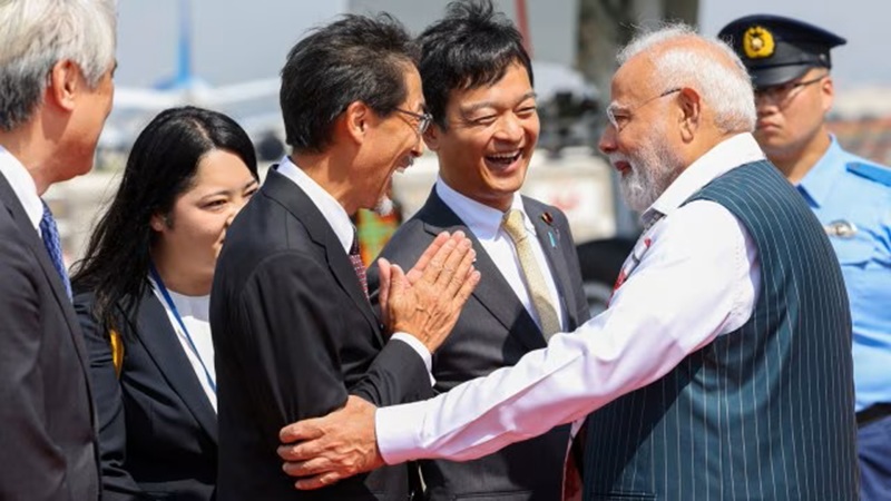 जापान की राजधानी टोक्यो पहुँचे पीएम मोदी, गायत्री मंत्र से हुआ स्वागत