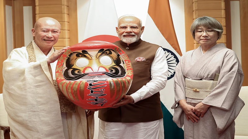 प्रधानमंत्री नरेंद्र मोदी को जापान में दारुमा डॉल देकर किया गया सम्मानित