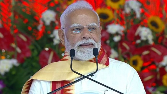 ‘गुजरात की धरती 2 मोहन की, एक सुदर्शन-चक्रधारी और दूसरे चरखाधारी, इनके दिखाए रास्ते पर चल रहा भारत’: Make In India की अपील कर बोले PM मोदी- जो देश में बना वही उपहार