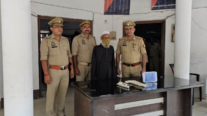 ‘बहुत बड़ा सेक्स रैकेट चल रहा है यहाँ’: वायरल वीडियो में नंगा दिखने वाला रामपुर की मस्जिद का इमाम हथियारों के साथ गिरफ्तार, धर्म परिवर्तन की करा रहा था कोशिश