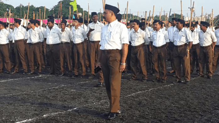 पहले 58 साल पुराना कॉन्ग्रेसी प्रतिबंध हटाया, अब लाल किले से कहा- मुझे गर्व है: जिस RSS का स्वयंसेवक होने पर छीन लेते थे नौकरी, उसकी राष्ट्र सेवा को PM ने किया नमन