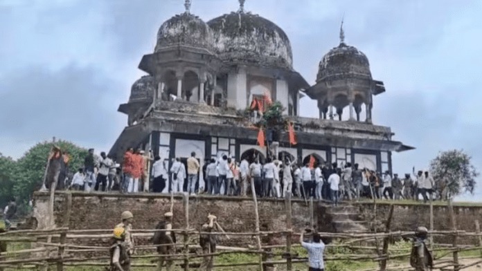 फतेहपुर में मकबरा-मंदिर विवाद पर प्रशासन ने CM योगी को भेजी रिपोर्ट, खतौनी और वक्फ बोर्ड के दस्तावेजों में दर्ज जमीन के मिले अलग-अलग आँकड़े