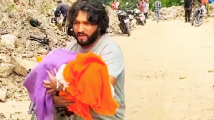 गुड़िया उठो, उठो गुड़िया….CPR देता और 9 साल की बच्ची को गोदी में लेकर भागते शख्स की जिंदादिली : मचैल माता मंदिर मार्ग पर जब आई तबाही, तब पत्रकार नहीं देवदूत बने दिखे भीम सिंह ठाकुर