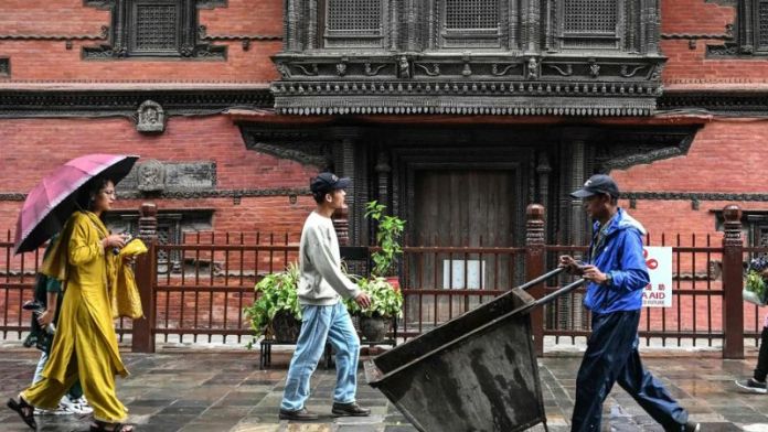नेपाल में हिंसक प्रदर्शनों के बाद सामान्य होता जनजीवन, आगजनी-तोड़फोड़ के बाद रंगाई-पुताई में जुटे GenZ: कर्फ्यू हटा, Discord ऐप से चुनी गईं सुशीला कार्की से बदलाव की उम्मीद