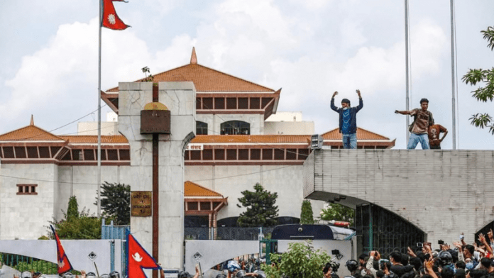 नेपाल में लाखों भारतीय, सीमा पर सैंकड़ों ट्रक: GenZ प्रदर्शन में आगजनी-हिंसा देख सब घबराए, जानें मदद के लिए मोदी सरकार कैसे कर रही काम