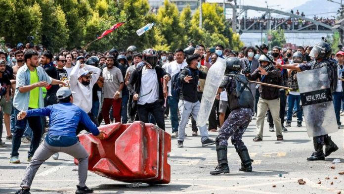 पीएम ओली के घर चली गोली, फूँका गया नेपाल कॉन्ग्रेस का मुख्यालय: प्रदर्शनकारियों ने सेना को दौड़ा-दौड़ा कर पीटा, 5 मंत्रियों समेत 21 सांसदों का इस्तीफा