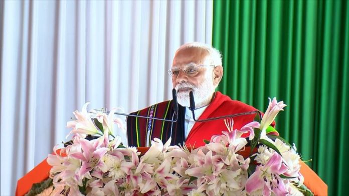 ‘शांति के रास्ते पर आगे बढ़ें, मैं आपके साथ हूँ’: PM मोदी ने मणिपुर में की हिंसा पीड़ितों से मुलाकात, राज्य को ₹7300 करोड़ का दिया उपहार