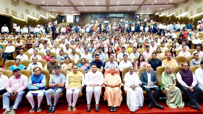 अब योगी सरकार देगी टीचर्स का मेडिकल खर्च, UP में शिक्षक-अनुदेशक-रसोइया को मिलेगी कैशलेस चिकित्सा सुविधा: CM ने कहा- 9 लाख परिवारों को पहुँचेगा लाभ