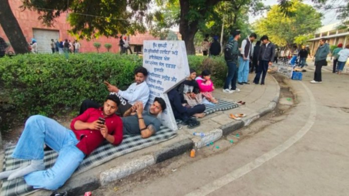पंजाब यूनिवर्सिटी में चल रहे छात्र आंदोलन में AAP-कॉन्ग्रेस की घुसपैठ, सीनेट चुनाव के बहाली की माँग अब BJP दफ्तर के घेराव तक पहुँची: कैंपस में गूँजे ‘राज करेगा खालसा’ जैसे नारे