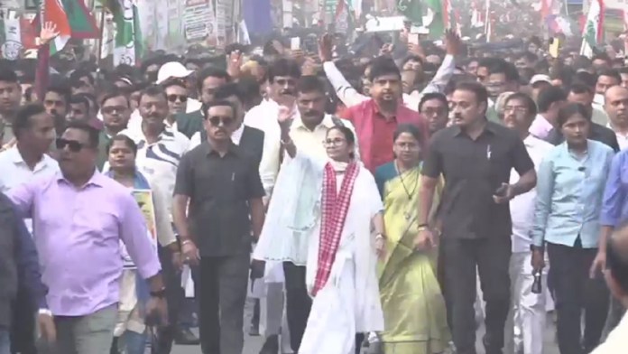 ‘मुझ पर हमला हुआ तो भारत हिला दूँगी’: SIR को लेकर ममता बनर्जी का BJP पर हमला, मंत्री सिद्दीकुल्लाह बोला- नाम कटना मतलब आग से खिलवाड़