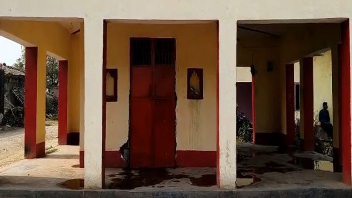 5 मुस्लिम नाबालिग शिव मंदिर में कर रहे थे पेशाब, पुजारी के बेटे ने टोका तो बोले- तेरी लाश गायब कर देंगे: सोनभद्र में प्रतिमा के साथ आपत्तिजनक हरकत